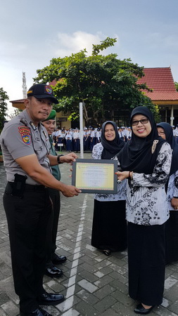 Bentuk Karakter Siswa SMPN 12, AIPTU RP Siregar Terima Penghargaan